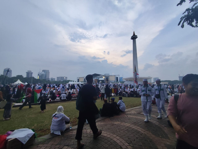 Massa Reuni Akbar 212 berdatangan ke Monas, Jakarta Pusat, pada Selasa (2/12/2025). Foto: Rachmadi Rasyad/kumparan