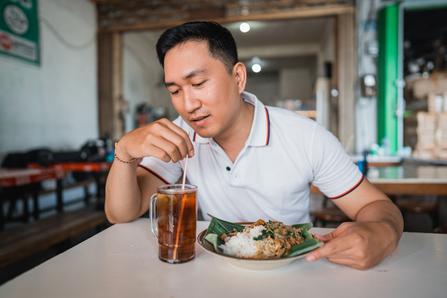 Ilustrasi makan dan minum. Foto: Odua Images/Shutterstock