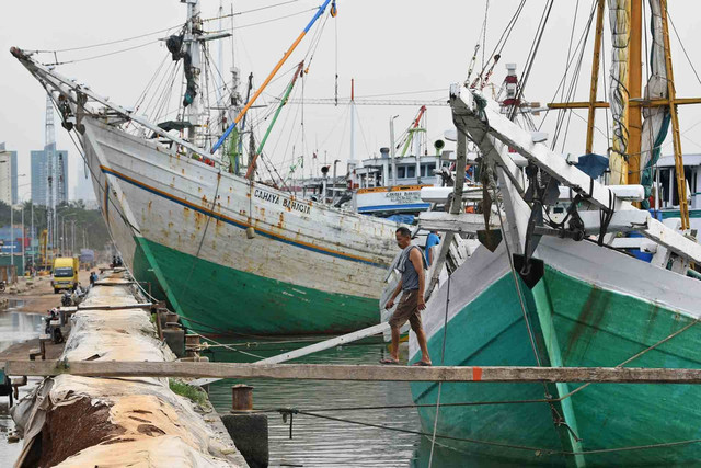 Sejumlah kapal pinisi pengangkut barang bersandar di dermaga Pelabuhan Sunda Kelapa, Penjaringan, Jakarta, Senin (2/1/2023). Foto: Aditya Pradana Putra/ANTARA FOTO