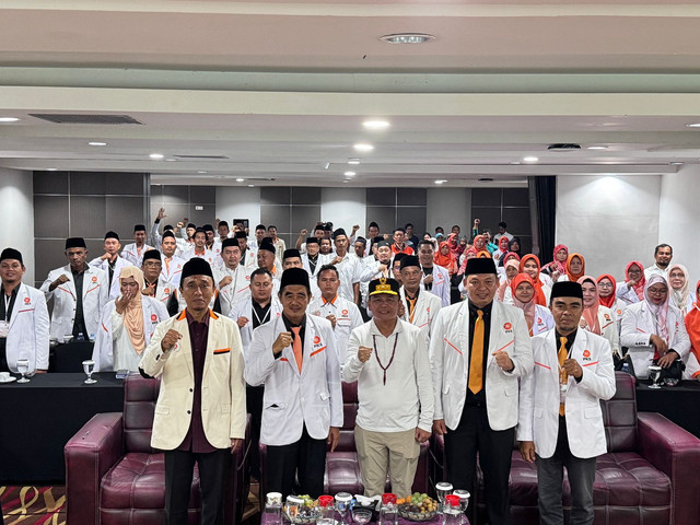 Jajaran DPW PKS Kalteng bersama Gubernur Agustiar Sabran usai penutupan rakerwil di Palangka Raya. (Ist)