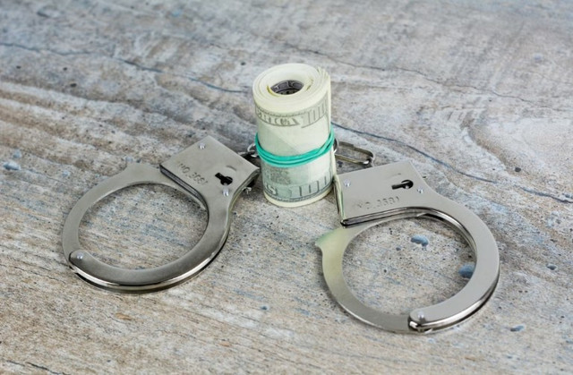 Ilustrasi: Antara keuntungan uang korporasi & resiko pidana. (Foto: Bermix Studio, under the Unsplash license)