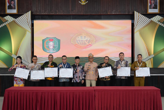 Sesi foto bersama dalam acara ‘Penguatan Implementasi Manajemen Talenta ASN pada Pemerintah Daerah se-Kalimantan Barat’ yang digelar di Pendopo Gubernur pada Selasa, 2 Desember 2025.