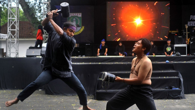  Aksi Paguyuban Debus Banten. Foto: Antara/Asep Fathrulrahman