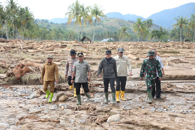 Wamendagri Bima Arya meninjau lokasi banjir di Solok, Sumatera Barat (Sumbar), Selasa (2/12/2025). Foto: Kemendagri RI