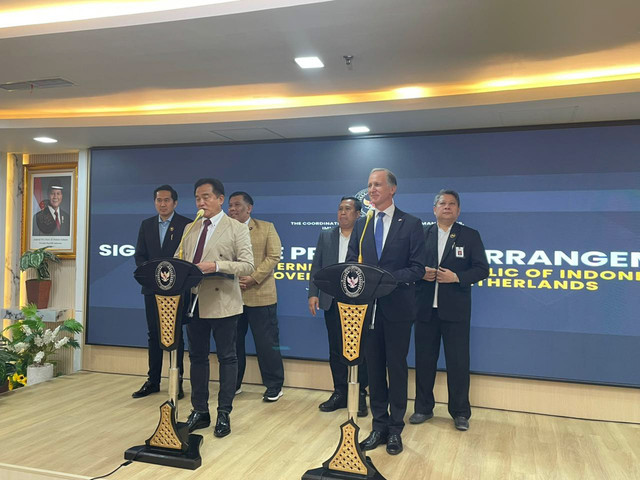 Menko Kumham Imipas, Yusril Ihza Mahendra (kiri), dan Duta Besar Belanda untuk Indonesia, Marc Gerritsen (kanan), dalam konferensi pers terkait pemindahan narapidana asal Belanda, di Kantor Kemenko Kumham Imipas, Jakarta, Selasa (2/12/2025). Foto: Fadhil Pramudya/kumparan