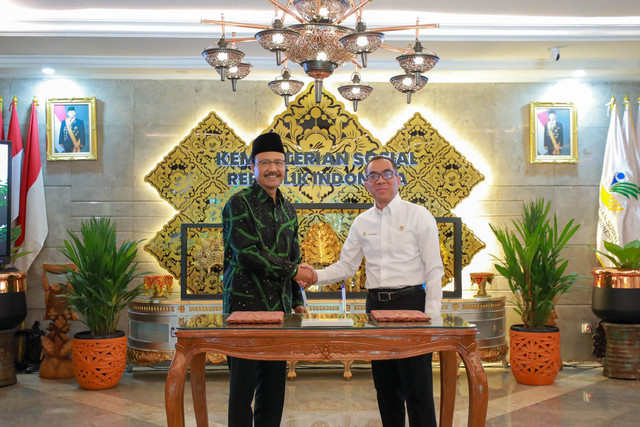 Mensos Gus Ipul dan Mendiktisaintek Brian Yuliarto teken MoU beasiswa, bagian dari hilirisasi siswa Sekolah Rakyat ke perguruan tinggi. Foto: Kemensos RI