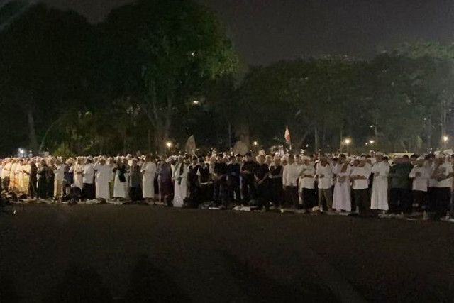 Massa Reuni Akbar 212 menunaikan salat gaib untuk korban bencana Sumatera di Lapangan Monas, Jakarta, Selasa (2/12/2025). Foto: Rachmadi Rasyad/kumparan