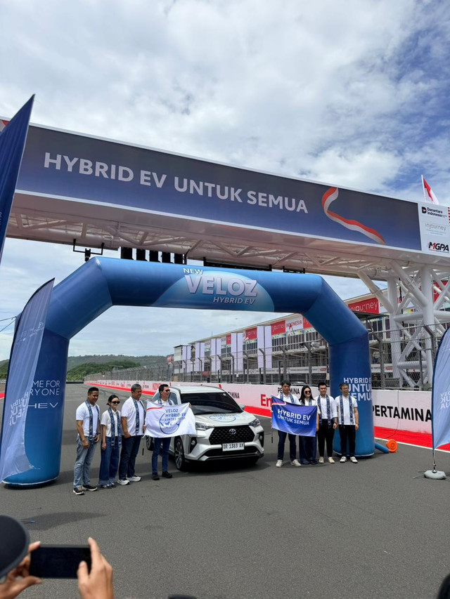 Toyota Resmi Mulai Ekspedisi “Veloz Hybrid EV Lintas Nusa” dari Mandalika