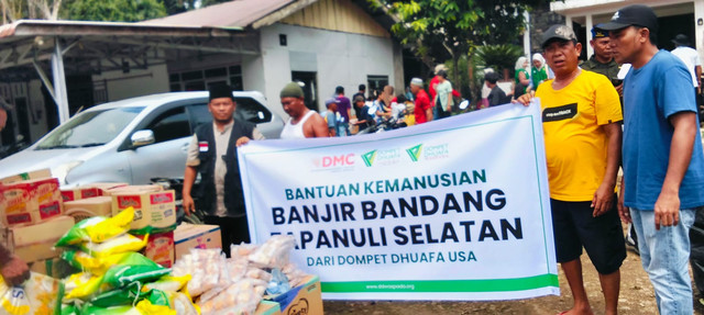 Warga USA melalui Dompet Dhuafa menyumbangkan bantuannya untuk korban banjir di Tapanuli Selatan.