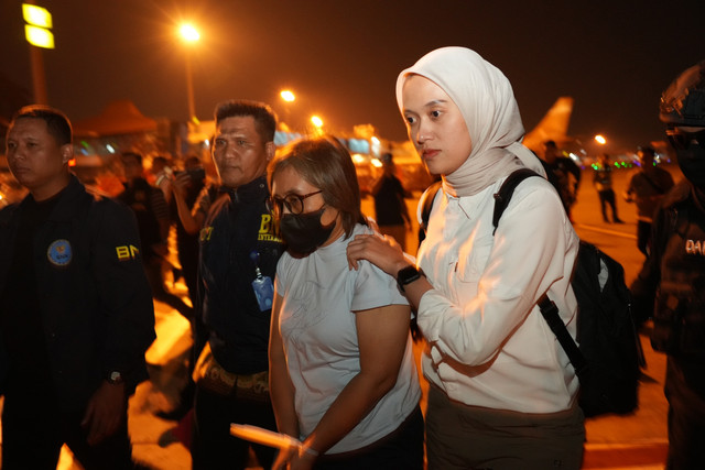 Buronan internasional yang menyelundupkan 2 ton narkoba jenis sabu Dewi Astutik alias Mami (tengah) tiba di Bandara Soekarno-Hatta, Tangerang, Banten, Selasa (2/11/2025). Foto: BNN