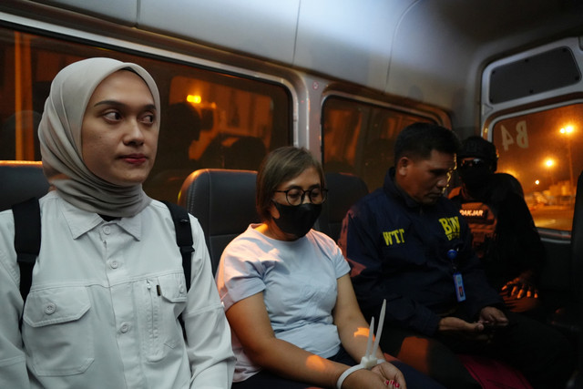 Buronan internasional yang menyelundupkan 2 ton narkoba jenis sabu Dewi Astutik alias Mami (tengah) tiba di Bandara Soekarno-Hatta, Tangerang, Banten, Selasa (2/11/2025). Foto: BNN