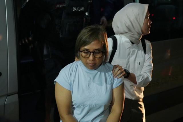 Buronan internasional yang menyelundupkan 2 ton narkoba jenis sabu Dewi Astutik alias Mami (kiri) tiba di Bandara Soekarno-Hatta, Tangerang, Banten, Selasa (2/11/2025). Foto: BNN