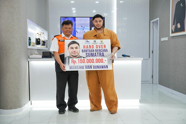 Ivan Gunawan berdonasi melalui BAZNAZ RI. Foto: Istimewa