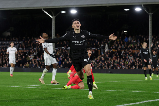 Selebrasi pemain Manchester City Phil Foden usai mencetak gol ke gawang Fulham pada pertandingan Liga Inggris di Craven Cottage, London, Inggris, Selasa (2/12/2025). Foto: Paul Childs/REUTERS