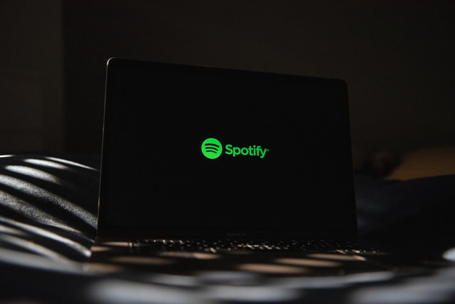 Ilustrasi Spotify Wrapped 2025 Live Indonesia tayang di mana. Foto: Unsplash.com/Thibault Penin