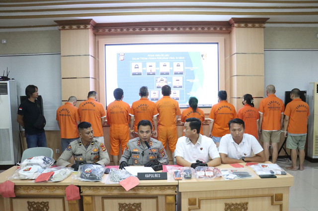 Konferensi pers kasus pencurian kartu kredit sindikat internasional di Polres Gianyar. Foto: Polres Gianyar
