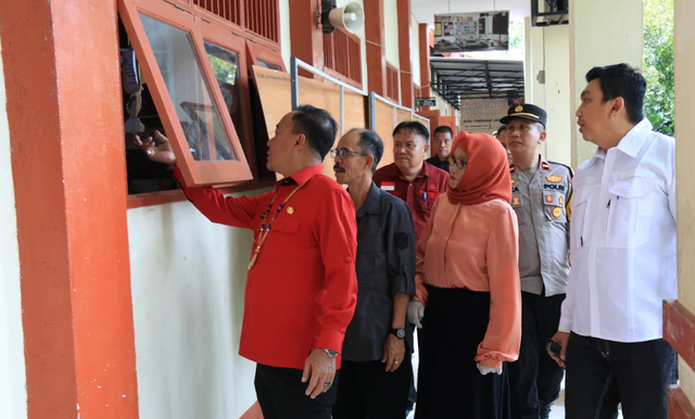 Wakil Gubernur Kalimantan Barat, Krisantus Kurniawan saat meninjau pembangunan sekolah di SMA Negeri 1 Mempawah Hulu, Kalbar. Foto: Dok. Adpim Pemprov Kalbar