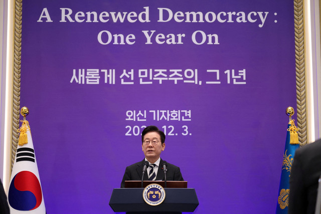 Presiden Korea Selatan Lee Jae Myung memberikan pidato memperingati satu tahun deklarasi darurat militer di Gedung Biru, Seoul, Korea Selatan, Rabu (3/12/2025). Foto: Kim Hong-Ji/REUTERS