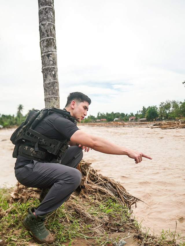 Klarifikasi Verrell Bramasta soal pakai rompi taktis saat tinjau banjir di Padang. Foto: Instagram/@bramastavrl
