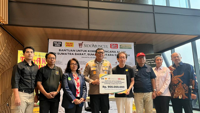 Sido Muncul menyerahkan bantuan senilai Rp 900 juta untuk korban bencana banjir dan longsor Sumatera. Foto: Nada Meita / kumparan