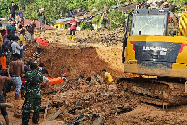 Tim SAR gabungan melakukan pencarian korban longsor di Kota Sibolga, Selasa (2/12/2025). Foto: Polres Sibolga