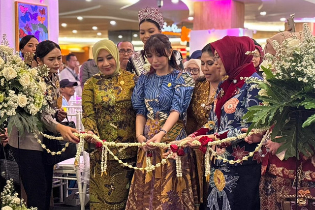 Pembina Seruni Kabinet Merah Putih Selvi Ananda meresmikan pembukaan Hari Disabilitas Internasional di fX Sudirman, Jakarta Pusat, Rabu (3/12/2025). Foto: Amira Nada/kumparan