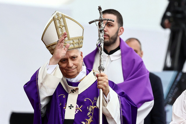 Paus Leo XIV memimpin Misa Kudus dalam perjalanan apostolik pertamanya di Beirut, Lebanon, Selasa (2/12/2025). Foto: Yara Nardi/REUTERS