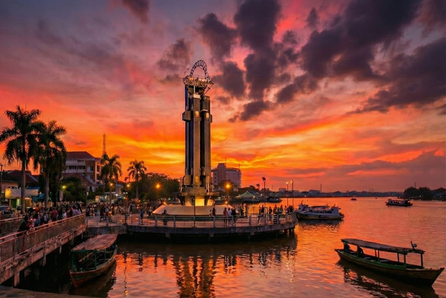 Tugu Khatulistiwa di tepi Sungai Kapuas, Pontianak. (Foto : Fahruddin Fitriya)