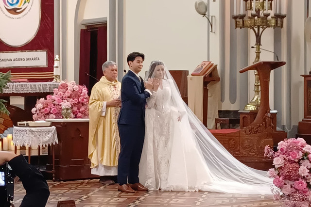 Jonathan Alden dan Brisia Jodie resmi menikah di Katedral Jakarta, Rabu (3/12/2025). Foto: Vincentius Mario/kumparan