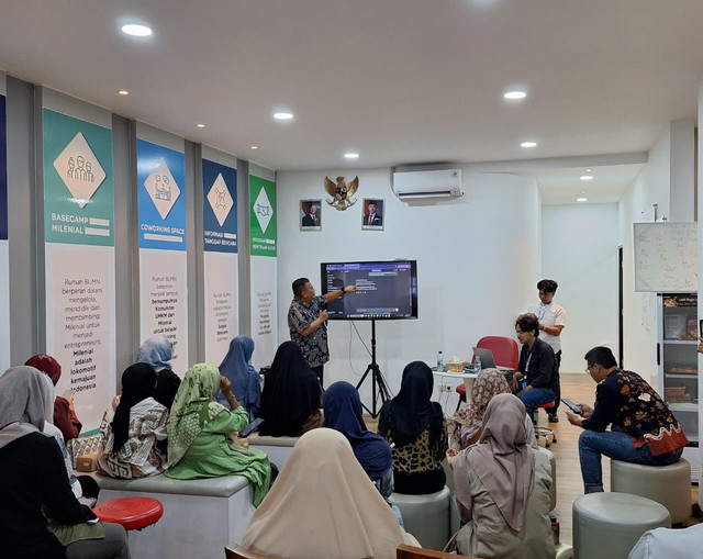 AVP External Communication Sabri Rasyid saat memberikan paparan pada Pelatihan โTips Menjinakkan AI untuk UMKMโ yang digelar di Rumah BUMN Telkom Pekalongan. Foto: dok. Telkom