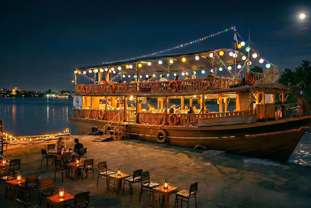 Suasana malam di tepian Sungai Kapuas, Pontianak. (Foto : Fahruddin Fitriya)