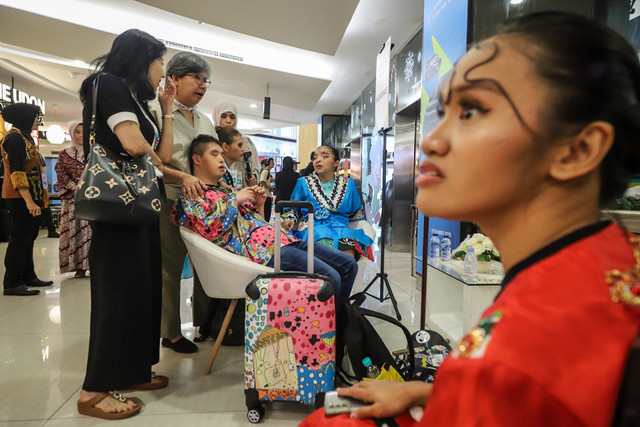 Sejumlah anak-anak penyandang disabilitas bersiap mengikuti fashion show yang digelar untuk memperingati Hari Disabilitas Internasional (HDI) 2025 di FX Sudirman, Jakarta, Rabu (3/12/2025). Foto: Iqbal Firdaus/kumparan