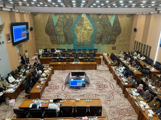 Raker Komisi XII bersama Menteri LH Hanif Faisol Nurofiq di Kompleks Parlemen, Senayan, Jakarta pada Rabu (3/12). Foto: Abid Raihan/kumparan