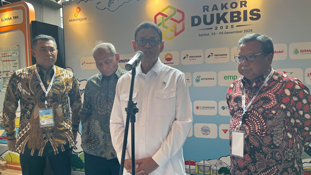 Wakil Menteri ESDM, Yuliot Tanjung, dan Kepala SKK Migas Djoko Siswanto saat acara Rakor Dukungan Bisnis SKK Migas, Sentul, Bogor, Rabu (3/12/2025). Foto: Fariza Rizky Ananda/kumparan