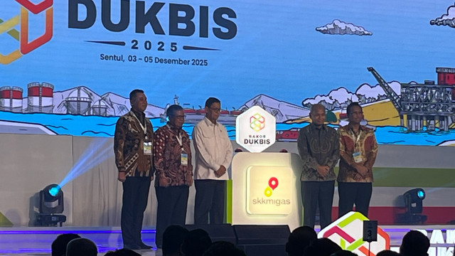 Wakil Menteri ESDM, Yuliot Tanjung, dan Kepala SKK Migas Djoko Siswanto saat acara Rakor Dukungan Bisnis SKK Migas, Sentul, Bogor, Rabu (3/12/2025). Foto: Fariza Rizky Ananda/kumparan