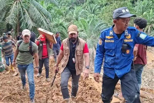 Momen Bupati Aceh Timur, Iskandar Usman Al-Farlaky, menerobos lumpur menyalurkan bantuan untuk korban banjir di wilayah pedalaman di Aceh Timur, Selasa (2/12/2025). Foto: HO-Dok Pemkab Aceh Timur/ANTARA