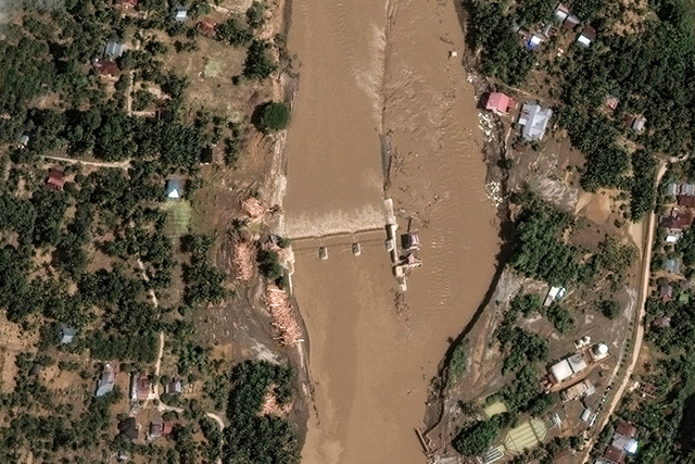 Citra satelit setelah banjir bandang di Sungai Peusangan, Bireuen, Aceh, pada Minggu (30/11/2025). Foto: Vantor/HO via REUTERS