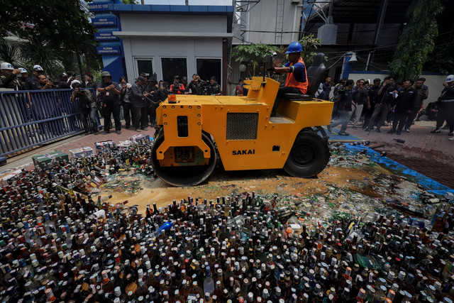 Petugas Bea Cukai memusnahkan barang ilegal pada Rabu (3/11/2025). Foto: Jamal Ramadhan/kumparan
