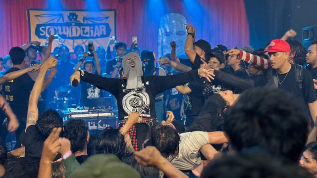 Aksi panggung band Sukatani di Pontianak. Foto: Ade Mirza/Hi!Pontianak