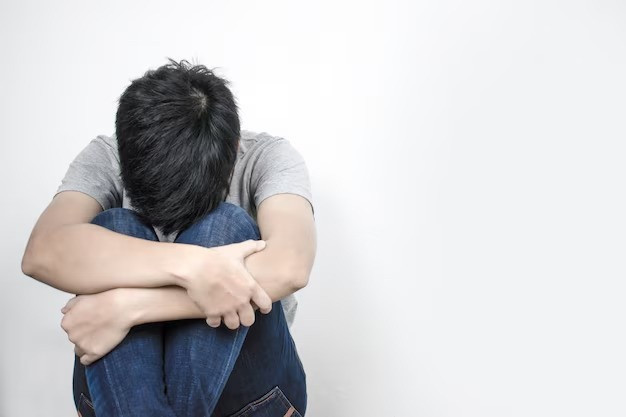 ilustasi (Remaja yang sedang tidak nyaman mentalnya ) https://img.freepik.com/free-photo/people-are-hugging-their-knees-leaning-against-wall-stress-life-problems_37282-86.jpg?size=626&ext=jpg