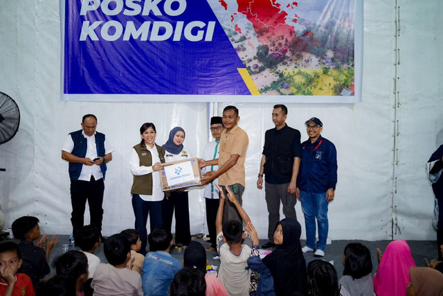 Menteri Komunikasi dan Digital Meutya Hafid mengunjungi anak-anak di posko pengungsi korban banjir Sumatera. Foto: Dok. Humas Komdidigi
