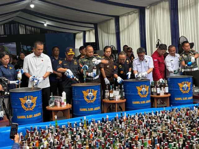 Proses pemusnahan barang kena cukai ilegal di Kanwil Bea Cukai Jakarta, Rabu (3/12/2025). Foto: Najma Ramadhanya/kumparan