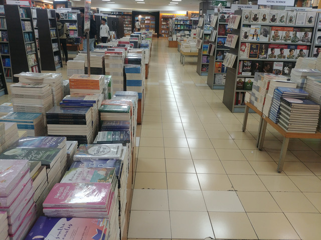 Toko buku selalu sepi pengunjung, sebagai salah satu indikasi minat baca buku masyarakat kita rendah. (Foto: dokumen pribadi)