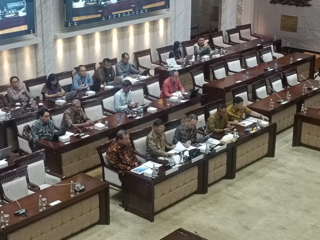 Otoritas Jasa Keuangan (OJK) rapat kerja dengan Komisi XI DPR, di Kompleks Parlemen, Senayan, Rabu (3/12/2025). Foto: Muhammad Fhandra Hardiyon/kumparan