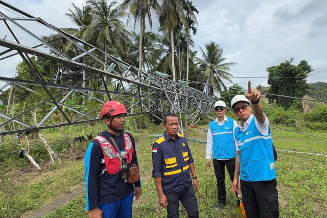 Menteri Energi dan Sumber Daya Mineral (ESDM), Bahlil Lahadalia (kedua dari kiri) bersama Direktur Utama PLN, Darmawan Prasodjo (kanan), dan Direktur Transmisi dan Perencanaan Sistem PLN, Edwin Nugraha Putra (kedua dari kanan) saat meninjau salah satu tower transmisi Saluran Udara Tingkat Tinggi (SUTT) 150 kilovolt (kV) terdampak bencana banjir dan longsor di Bireuen, Aceh pada Selasa (2/12). Foto: Dok. PLN