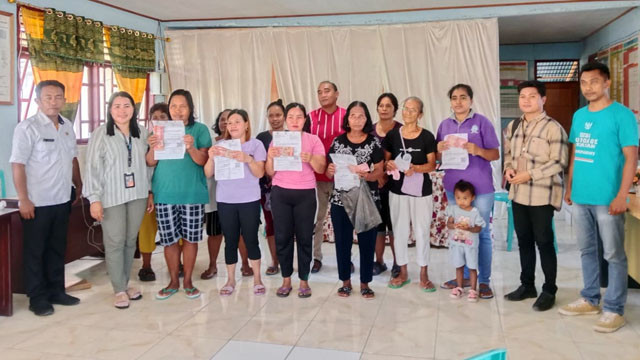 Keluarga Penerima Manfaat di wilayah Kepulauan Sulawesi Utara, saat menerima Bantuan Langsung Tunai (BLT) di Kantor Pos. 