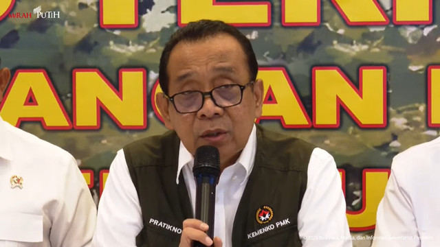 Menko Bidang Pembangunan Manusia dan Kebudayaan RI Pratikno dalam keterangan pers perkembangan penanggulangan bencana Sumatera, Rabu (3/12/2025). Foto: YouTube/ Sekretariat Presiden
