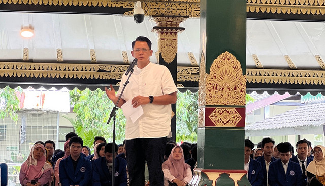 Wakil Bupati Sleman Danang Maharsa menyampaikan pesan kepada penerima beasiswa Sleman Pintar