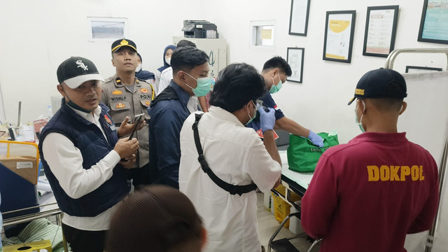 Jasad seorang bayi di dalam kantung ditemukan menggantung di toilet Stasiun Citayam, Depok, Senin (1/12). Foto: Dok. Istimewa