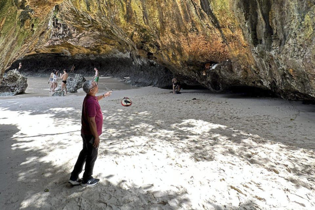 Petugas menunjukkan lokasi tetesan cairan limbah dari pipa bocor di sekitar tebing Pantai Suluban. Foto: Dok. DLHK Badung